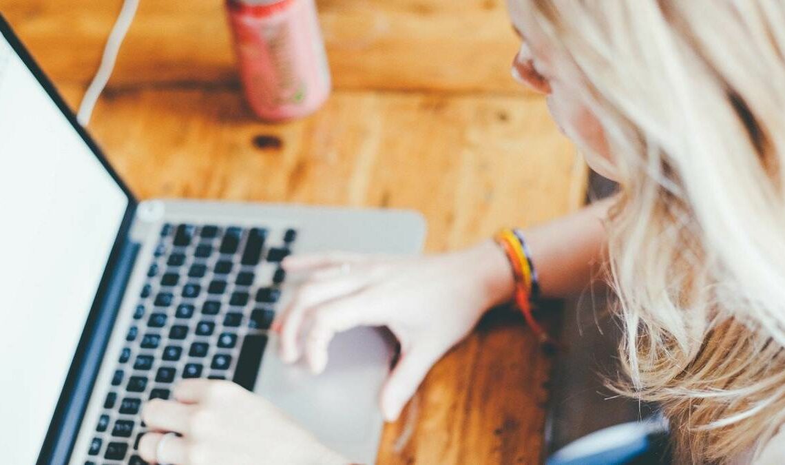 Didattica a distanza computer studentessa