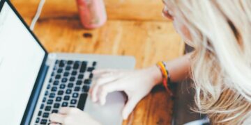 Didattica a distanza computer studentessa