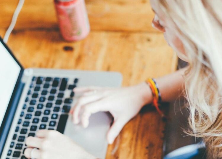 Didattica a distanza computer studentessa