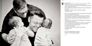 Tiziano Ferro assieme al compagno e ai piccoli Margherita e Andres
