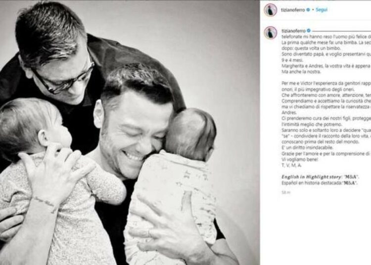 Tiziano Ferro assieme al compagno e ai piccoli Margherita e Andres