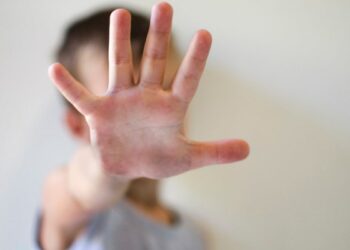 Mano bambino pedopornogrofia