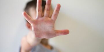 Mano bambino pedopornogrofia