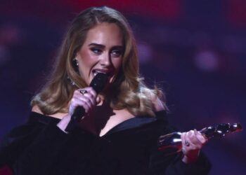 АДЕЛ ОПТУЖЕНА ЗА ТРАНСФОБИЈУ ЗБОГ ГОВОРА НА ДОДЕЛИ НАГРАДА