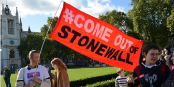 Stonewall spadroneggia negli ospedali del Regno Unito