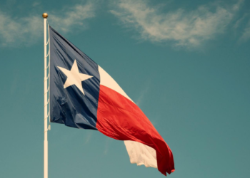 ГУВЕРНЕР ТЕКСАСА НАРЕДИО ИСТРАГУ О ОПЕРАЦИЈАМА И ЛЕКОВИМА ЗА ТРАНСРОДНОСТ