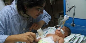 La piccola Benedetta intubata poco dopo la nascita