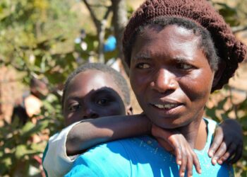 Malawi, donna con bambino