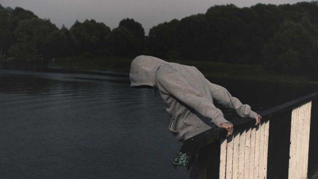 Ponte fiume aspirante suicida