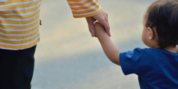 Madre figlio di spalle