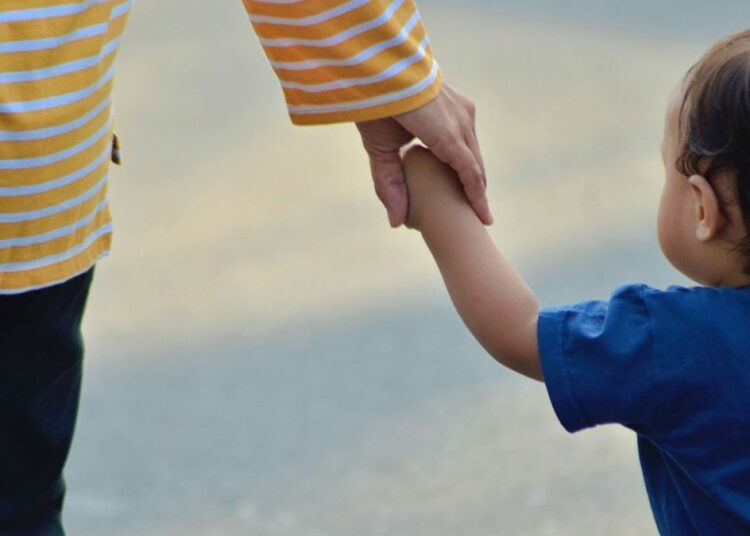 Madre figlio di spalle