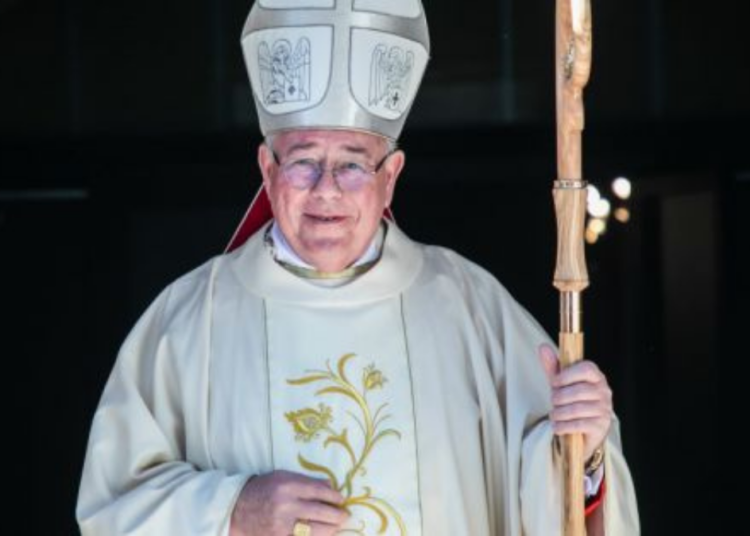 Kardynał wzywa do zmiany nauczania Kościoła na temat związków osób tej samej płci