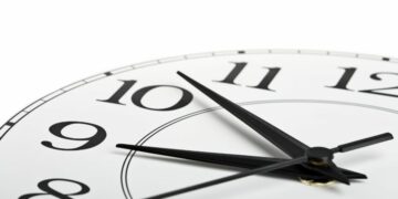 У ШКОЛАМА СЕ УКЛАЊАЈУ АНАЛОГНИ САТОВИ ЈЕР ДЕЦА НЕ ЗНАЈУ ДА ИХ КОРИСТЕ