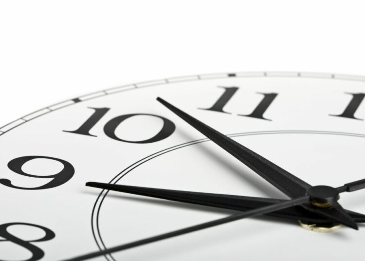 У ШКОЛАМА СЕ УКЛАЊАЈУ АНАЛОГНИ САТОВИ ЈЕР ДЕЦА НЕ ЗНАЈУ ДА ИХ КОРИСТЕ