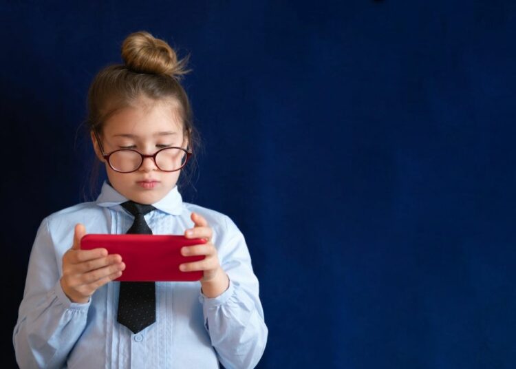 ШКОЛА У СРБИЈИ ЂАЦИМА ПОТПУНО ЗАБРАНИЛА КОРИШЋЕЊЕ МОБИЛНИХ ТЕЛЕФОНА