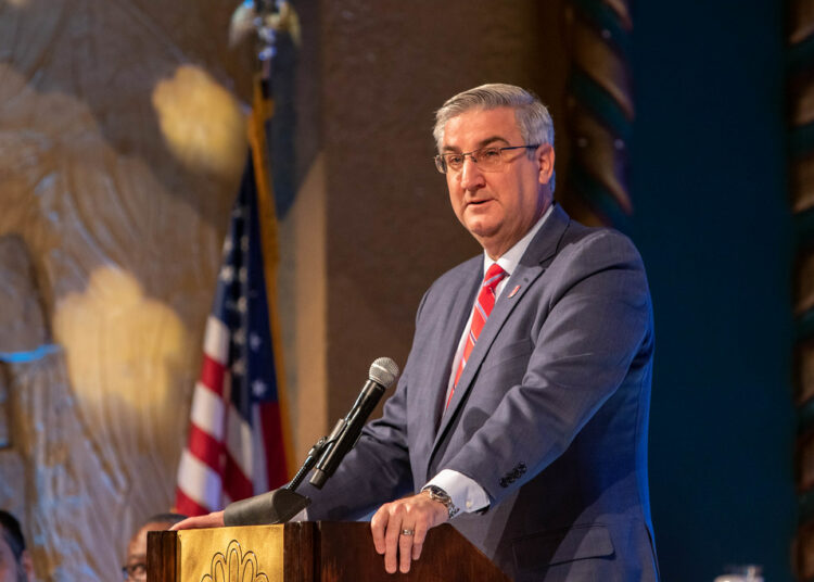 Le gouverneur de l’Indiana oppose son veto sur l’interdiction faite aux garçons biologiques de jouer aux filles.