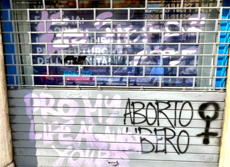 Vandalizzata la sede romana di Pro Vita & Famiglia