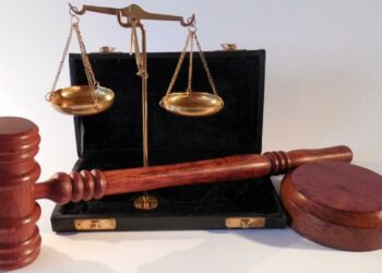 Giustizia bilancia martello