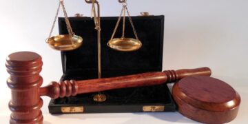 Giustizia bilancia martello