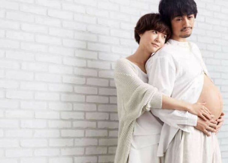 „Mężczyzna w ciąży”: nowy serial Netflix i ideologia transgender. Kurs akcji spada