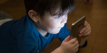 Las pantallas, los niños y los preadolescentes