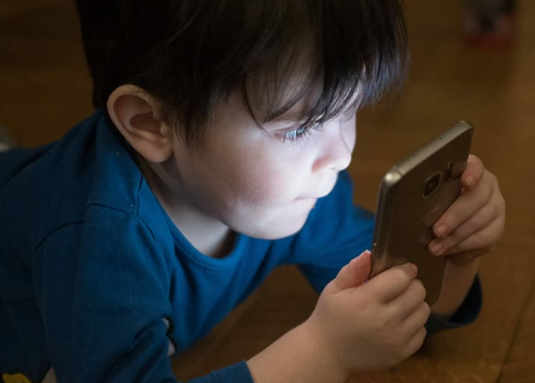 Las pantallas, los niños y los preadolescentes