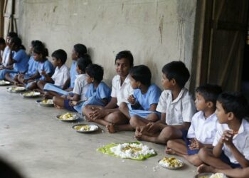 Bambini indiani venduti al mercato