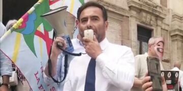 Sottosegretario Rossano Sasso partecipa alla manifestazione davanti al Ministero dell'Istruzione