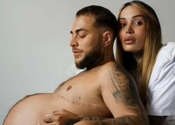 L' »homme enceint » : Calvin Klein fait de la publicité pour la fête des mères avec un transsexuel