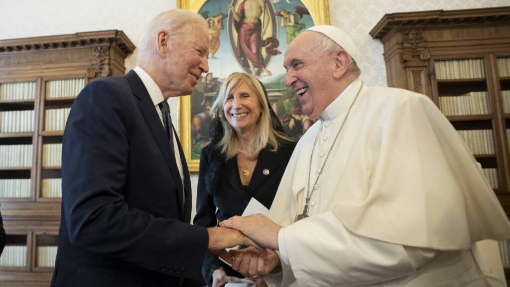 Joe Biden und Papst Franziskus