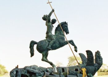 El bien vence al mal": escultura en la sede de la ONU en Nueva York