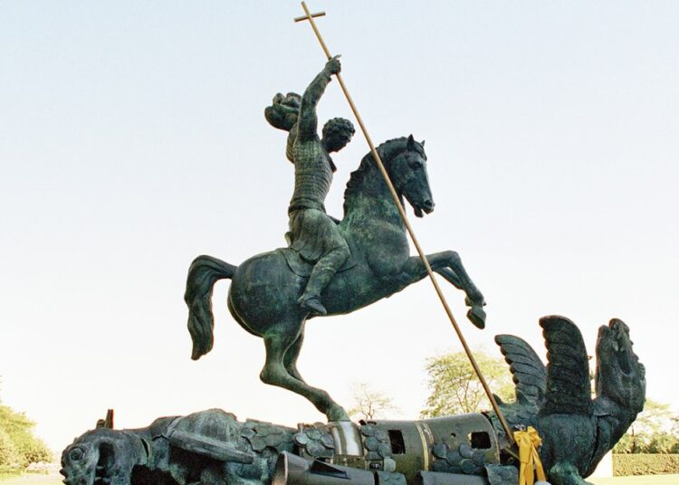El bien vence al mal": escultura en la sede de la ONU en Nueva York