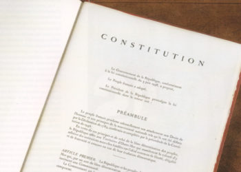 Francia, «blindare» l’aborto nella Costituzione