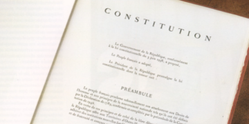 Francia, «blindare» l’aborto nella Costituzione