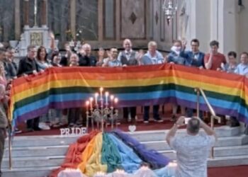 ДАБЛИН: СКРНАВЉЕЊЕ СВЕТИЛИШТА ЗАСТАВАМА „ПОНОСА“ И „ЛГБТ МОЛИТВАМА“