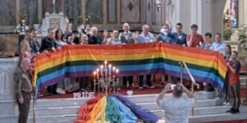 ДАБЛИН: СКРНАВЉЕЊЕ СВЕТИЛИШТА ЗАСТАВАМА „ПОНОСА“ И „ЛГБТ МОЛИТВАМА“