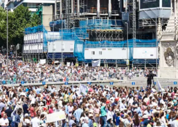 Spanish pro-lifers stand with SCOTUS