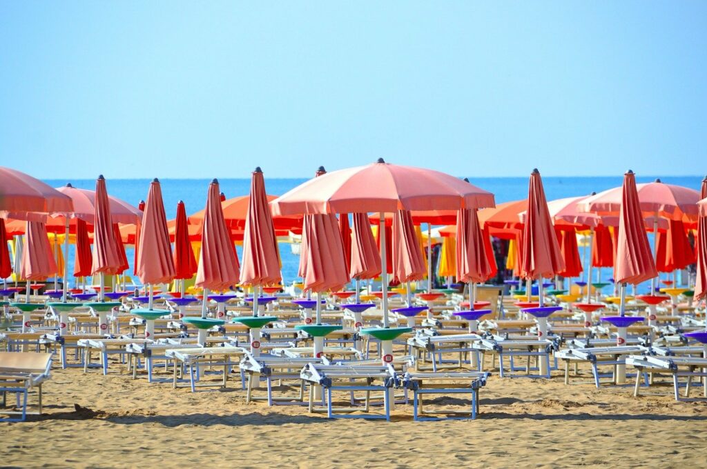 Spiaggia con ombrelloni