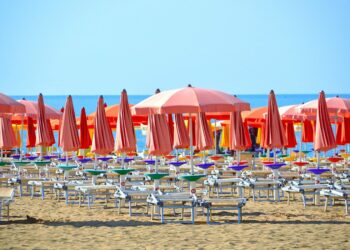 Spiaggia con ombrelloni