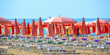Spiaggia con ombrelloni