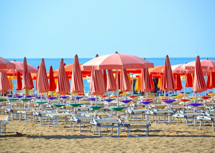 Spiaggia con ombrelloni