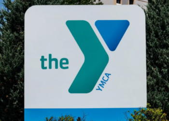 Le YMCA interdit à une femme de 80 ans de tenir tête à un homme dans le vestiaire des filles.