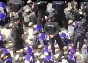 Uiguri internati in un campo di "rieducazione" nello Xinjiang/Turkestan Orientale