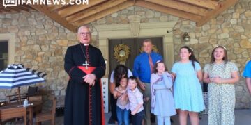 EXCLUSIF : Le cardinal Mueller rend visite à la famille Houck et publie une déclaration de soutien.