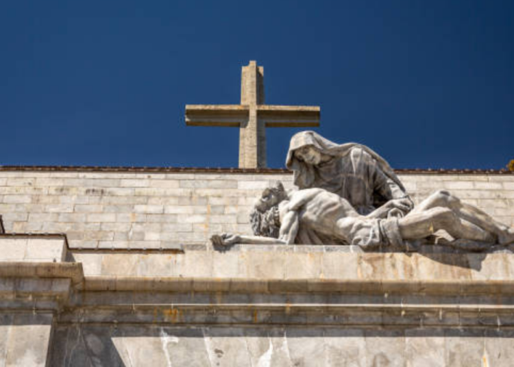 “Gli Avvocati Cristiani” accusano il comico di incitare all’odio, alle molestie e al turpiloquio