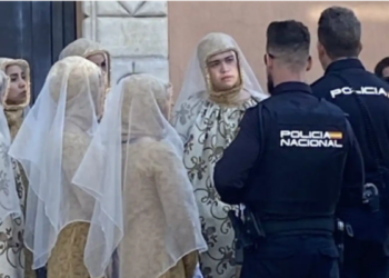 WARNUNG EXPLIZITER INHALT: Schwere Straftat vor Kirchtoren in Spanien