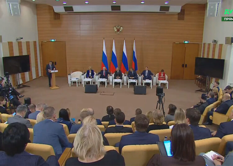 Парламентские слушания, день беременных, Алёна Попова — октябрьские новости России