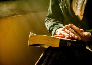 Religiöse Diskriminierung in Großbritannien? Öffentlich betende Frau wird von Stadtmitarbeitern zum Gehen aufgefordert