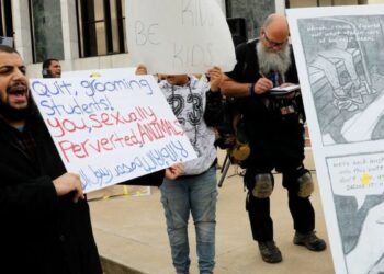 МИЧИГЕН: МУСЛИМАНСКА ЗАЈЕДНИЦА ПРОТИВ ПОРНОГРАФСКИХ И ЛГБТ КЊИГА У ШКОЛАМА