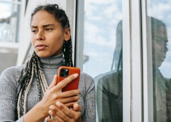 Digitalisierung: Viele Menschen fühlen sich durch digitale Mediennutzung überfordert und gestresst